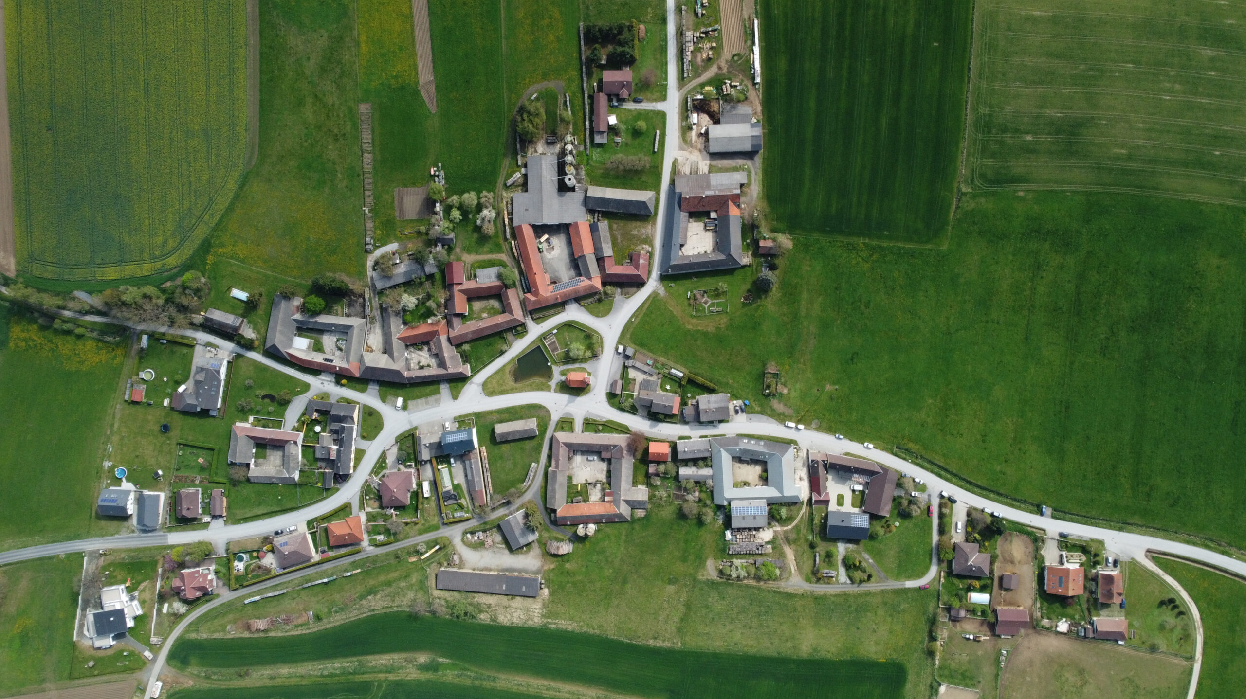 Ein Luftbild von Rafings in Frühling, 8 . Mai 2022