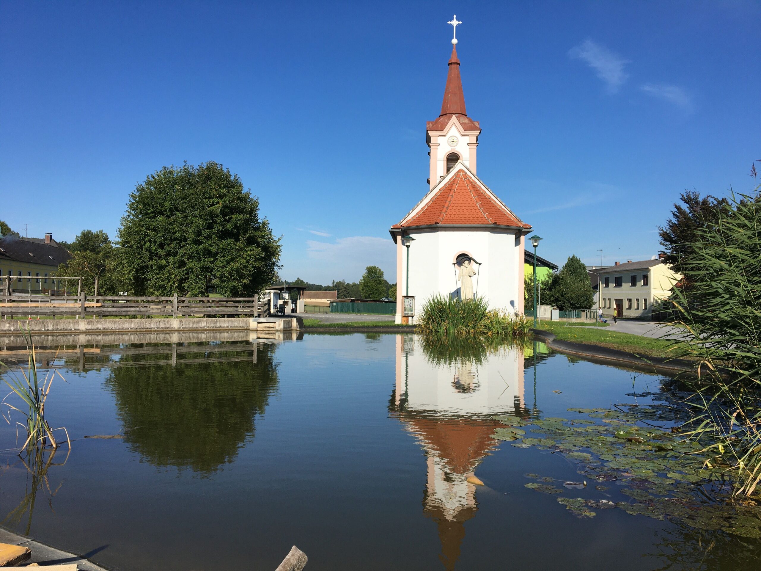 Kapelle und Dorfplatz in Rafings